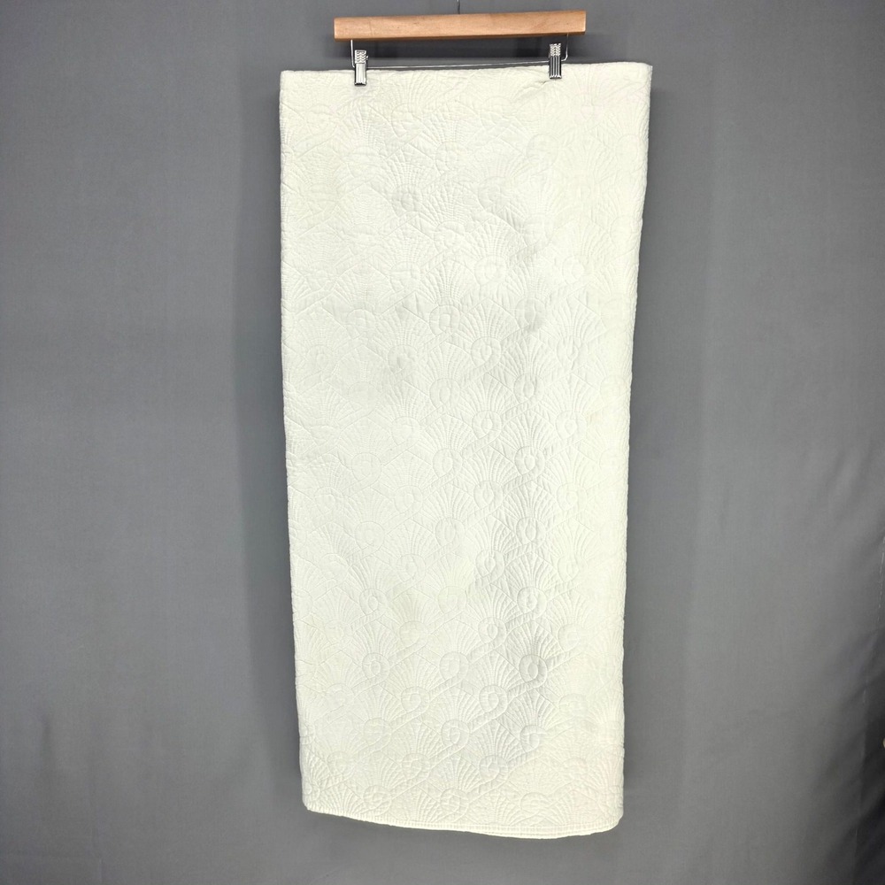 Quilt Full Queen White Scalloped Shell Stitch Textured Bedding Coverlet